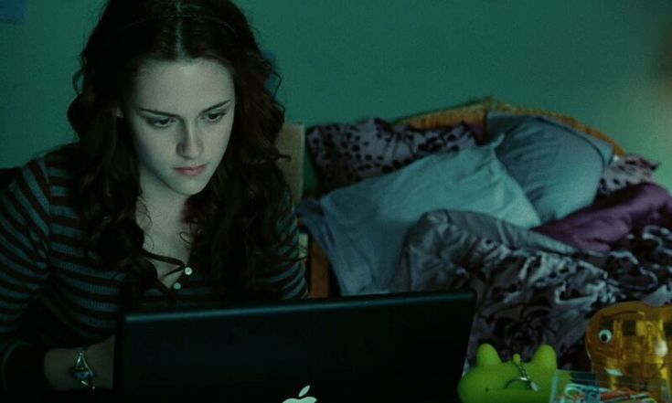 Kristen Steward (Bella) bezig op haar macbook in de eerste Twilight film.