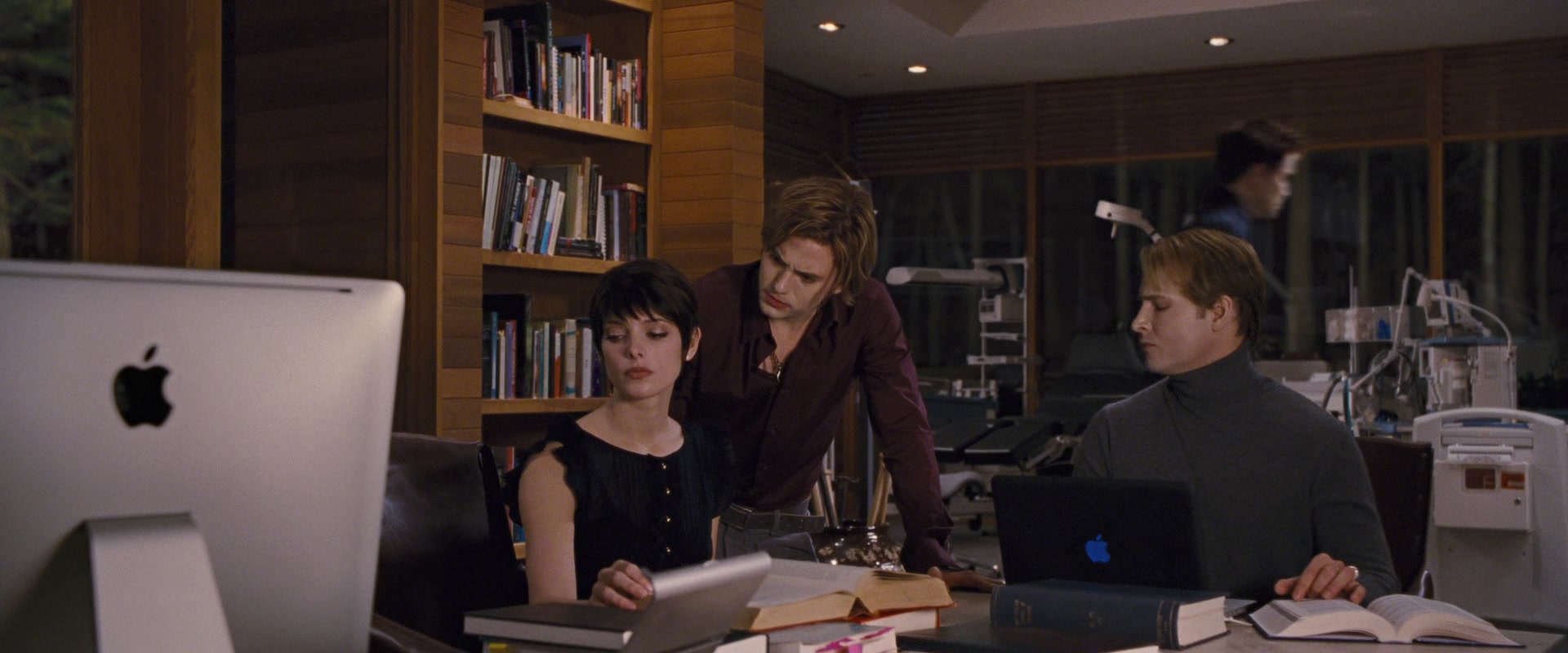 Apple-iMac-Computer-and-Apple-Laptop-in-The-Twilight-Saga-Breaking-Dawn-Part-1-2011