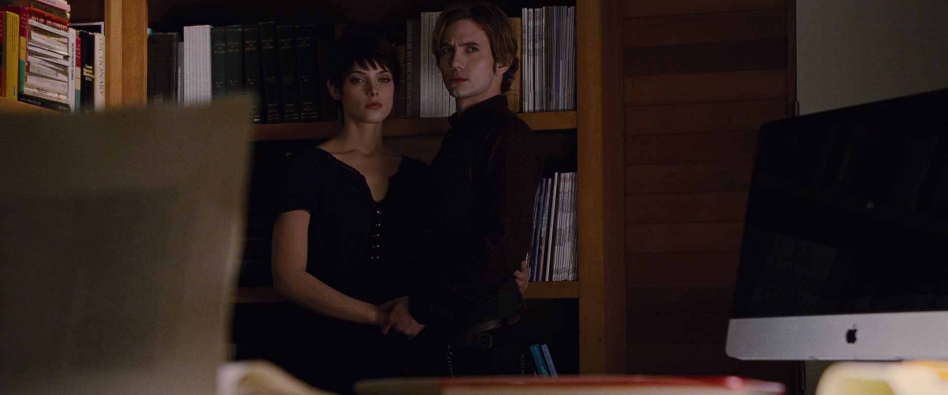Apple-iMac-Computer-in-The-Twilight-Saga-Breaking-Dawn-Part-2-2012