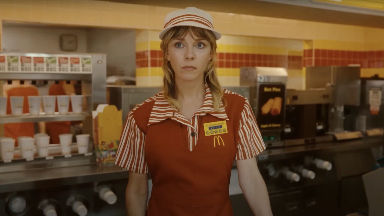Sophia Di Martino (Sylvie) aan het werken in McDonald's in seizoen 2 van Loki.