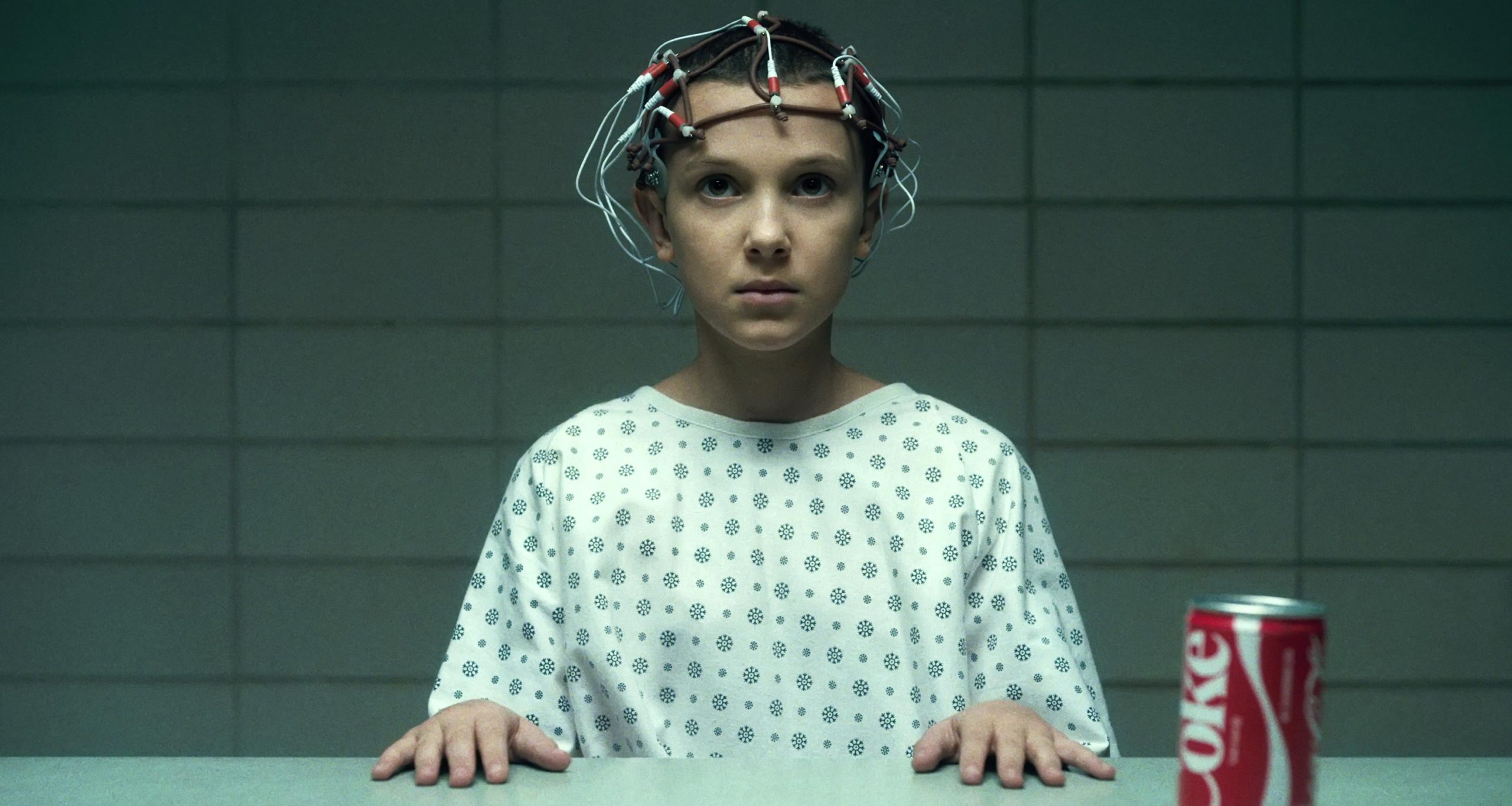 Milly Bobby Brown (Eleven) bekabeld in het Hawkins lab.